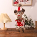 Detalle de reno de Navidad de peluche con gorro de punto y bufanda a rayas - Adorno Colgante de Reno Estilo Falda
