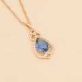 Elegante Goldkette mit einem tropfenförmigen blau-grünen Edelstein und weißen Diamanten - Blau (Verlauf Blaugrün)