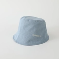 Dettaglio di cappello pescatore in denim azzurro con ricamo bianco behappy - 52cm (2-5 Anni) / Azzurro