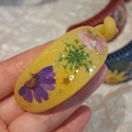 Pinza tipo banana de resina hecha a mano con flores secas de colores y perlas finas - Amarillo