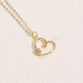 Elegante collana con ciondolo a cuore dorato e dettagli in zirconia cubica scintillante - Cuore Annodato