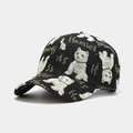 Detalle de gorra de béisbol negra con patrones de osos bordados y letras de Homies - Ajustable / Patrón de Perro Negro