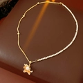 Dettaglio della collana con volpe, catena dorata e perle finte bianche - Collana - Oro - Beige