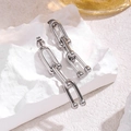 Pendientes minimalistas plateados con diseño de herradura y cuentas de metal - Pendientes de botón (5695) / Plateado