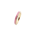 Vergoldeter Ring mit rosa Emaille-Band und funkelnden Zirkonia-Kristallen auf weißem Grund - Rosa