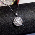 Collar de plata con colgante floral redondo de circonitas y efecto de brillo de estrella - Oro blanco