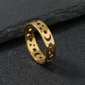 Poliertes goldener Edelstahlring mit ausgestanztem Stern- und Mondmuster-Design - US 6 / Gold