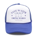 Vista dettagliata della stampa 'Save Water Drink Margs' sul cappellino trucker blu e bianco - Blu Reale