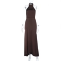 Detalle de un elegante vestido largo de satén marrón oscuro con abertura y cuello halter - XS / Marrón
