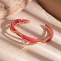 Detail of gold-plated wavy double-layer cuff bracelet with rose red enamel finish - Rose Red (Gold Edge)