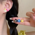 Set di cinque orecchini a lobo cartoon colorati con cuore rosa e forme di fiori blu - Stile Cartone Animato Carino Multicolore (A1605)