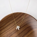 Collier minimaliste plaqué or avec lettre R en nacre naturelle sur chaîne en O - Lettre R