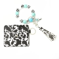 Dettaglio porta carte con stampa mucca e bracciale in perle di silicone turchese con toro - Braccialetto con Porta Carte