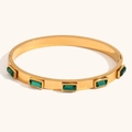 Bracciale a catena in oro e acciaio con cinque zirconi verdi di forma rettangolare - Bracciale Rigido con Fermaglio a 5 Zirconi Verdi Rettangolari - Oro