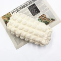 Macro-opname van de crèmekleurige popcorntextuur op een grote opbergtas voor pennen - Beige