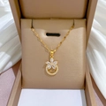 Détail du collier fleur en or avec cristaux de zircone scintillants en micro-pavage - Pendentif En Cuivre Et Chaîne En Acier Titane E516