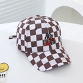 Dettaglio cappellino bimbo a scacchi con ricamo auto da corsa in tela di cotone fine - 52CM(2-6 Anni) / Scacchiera Caffè e Bianco