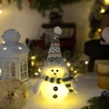 Leuchtender Weihnachts-Schneemann Plüsch mit grüner Strickmütze und Schal im warmen Licht - Dunkelgrüne Strickmütze Spitzer Hut Schneemann mit Licht