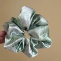 Elegante elastico scrunchie in satin marmorizzato verde e grigio con texture lucida - Scrunchie / Texture Verde Chiaro