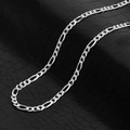 Collier maille Figaro en acier inoxydable argenté présenté sur un fond en cuir noir élégant - Chaîne Figaro 40+5cm-Couleur Acier