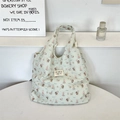 Dettaglio della borsa tote a quadretti verde chiaro con motivi animali e etichetta in stoffa - Coniglietto Stile Sale
