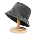 Cappello da pescatore in denim lavato grigio scuro con tesa larga su un supporto di legno - M (56-58cm) / Denim Lavato Nero