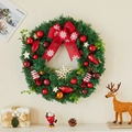 Klassischer Weihnachtskranz mit roten Schleifen und goldenen Glocken an weißer Wand - Kranz Stil B