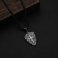 Dettaglio del ciondolo a scudo con texture corteccia e croce d'argento su catena nera - Nero Acciaio (Ciondolo Nero Croce Argento)