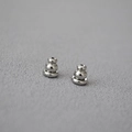 Vue macro de fermoirs de boucles d'oreilles en laiton argenté avec silicone pour DIY - Calebasse or blanc