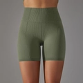 Detail van de naadloze honingraatbrei en de hoge tailleband van de groene yoga short - Legergroen