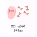 Detail von rosa Strass-Schleifen für Nailart mit goldener Basis und 9x5mm Größenanzeige - Große Hohl Design Schleife (A676)