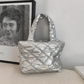 Vue détaillée du sac à main argenté matelassé avec motif à losanges et étiquette de marque - Petit / Style Argenté à Losanges