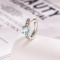 Orecchino per cartilagine in argento con gemma azzurra e pavé scintillante - Zirconia blu mare chiaro color argento (Pezzo singolo)