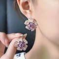 Elegantes pendientes de flor 3D con circonitas moradas y claras en acabado plateado - Morado