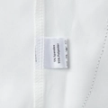 Vue détaillée de l'étiquette d'entretien indiquant 95% polyester et 5% élasthanne tissu - S / Blanc