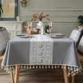 Nappe de Noël grise en jacquard avec motifs de rennes et pompons blancs - 100x140cm / Renne Gris avec Glands