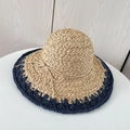 Détail d'un chapeau en raphia avec bordure au crochet bleu marine et nœud en paille fine - Bleu marine