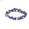 Makroaufnahme von Natur-Lapislazuli-Armband mit unregelmäßigen tiefblauen Perlen - Lapislazuli
