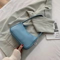 Himmelblaue minimalistische PU-Leder Baguette-Tasche auf weißem Stoffhintergrund - Blau