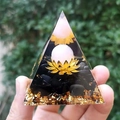 Piramide di cristallo fatta a mano con pietre nere, loto dorato e sfera bianca - QK01 Foglia Piccola Rosa / 6cm