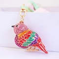 Portachiavi con uccellino colorato e strass rosa e rossi su catena di metallo oro - Rosa