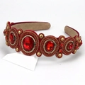 Diadema barroca de terciopelo rojo con cristales grandes y cuentas doradas, vista 45° - Rojo