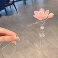 Detalle de la horquilla de loto rosa con borlas plateadas y perlas para estilo Hanfu - F0649 Lámpara de Loto / Rosa