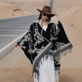 Cape à capuche de style ethnique avec motif baroque gris-noir et pompons décoratifs - LM316 Chaîne Baroque - Noir & Beige