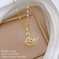 Elegante colgante de cisne dorado con circonitas en un estuche de joyería beige - Dorado (H520)