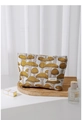 Vue détaillée d'une trousse de toilette en toile à motif champignon sur un plateau - Jaune Grand