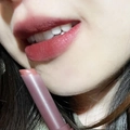 Rossetto velluto opaco in tonalità marrone rossastro applicato sulle labbra - 03# Rosso Marrone Freddo
