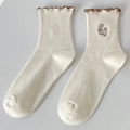 Beige Socken mit braunem Rüschenrand und Blumenstickerei aus Rippstrick-Baumwolle - Creme / Einheitsgröße
