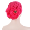 Vista posteriore dettagliata del turbante magenta con fiori 3D e decorazioni in strass - Rosa Rossa