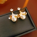 Detalle de pendientes de flores doradas con esmalte blanco, circonitas y perlas - Pin de Plata-Oro-Blanco / Oro-Blanco